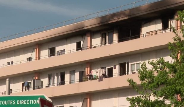 O fetiță de 10 ani a sărit de la etajul patru pentru a se salva dintr-un incendiu în Franța