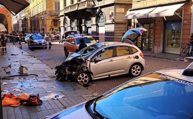 Un șofer a intrat cu 100km/h într-o mulțime de oameni la Modena, în Italia: cel puțin 8 răniți, 4 dintre ei în stare gravă