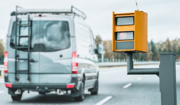 Șoferii din Marea Britanie, riscă amenzi mari din cauza limitelor de viteză aplicate autorulotelor înregistrate ca vehicule comerciale