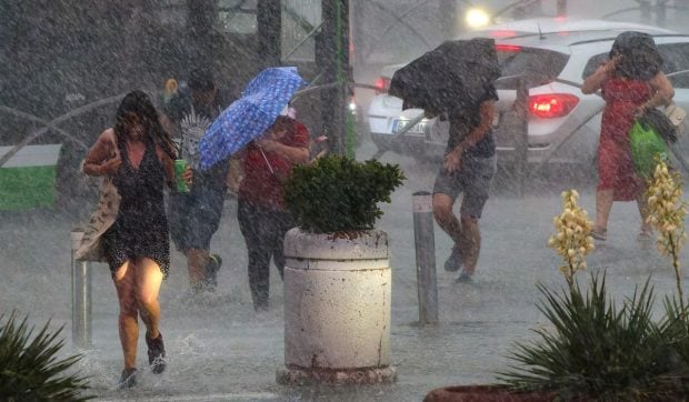 Ploi torențiale, vijelii și grindină în 9 județe ale țării. Harta zonelor vizate de avertizările meteo ANM de cod galben