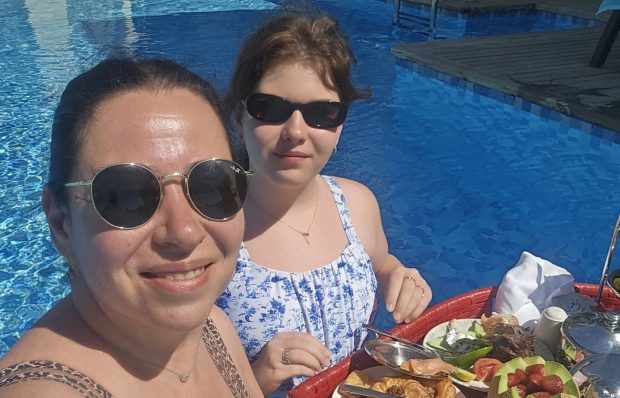 Imagine Stire Ce se întâmplă cu fiica Oanei Roman după ce a pierdut lupta cu kilogramele. Iza începe lupta grea. „Mai are un drum lung de străbătut” | 2review.ro