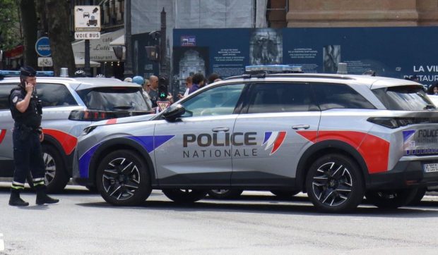 54 de minute de nebunie pură pentru un șofer: 170 km/h pe acostament, în sens invers în sensuri giratorii și mașini de poliție avariate, într-o urmărire de 36 km