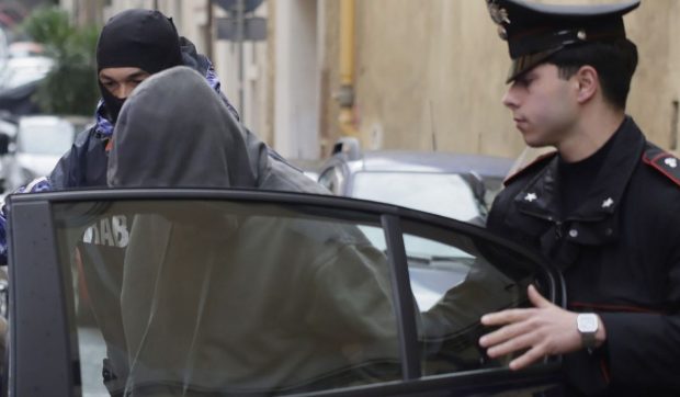 Banda de români care a îngrozit Italia: Opt persoane arestate pentru un jaf de 600.000 de euro după ce au spart intrarea unei firme folosind o dubă