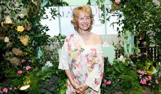 Cum se menține în formă Pamela Anderson: „Îmi bag picioarele în ocean și totul devine bine”