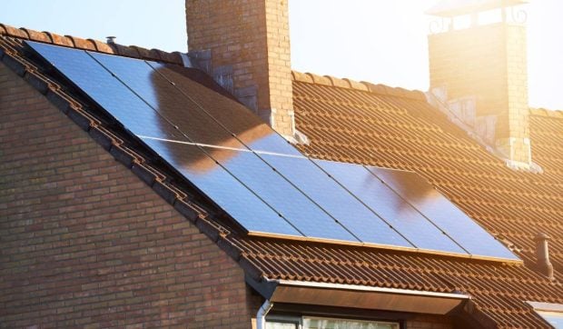 Primăria unei comune din România oferă gratuit panouri fotovoltaice, baterii și pompe de căldură. Cine poate primi ajutorul