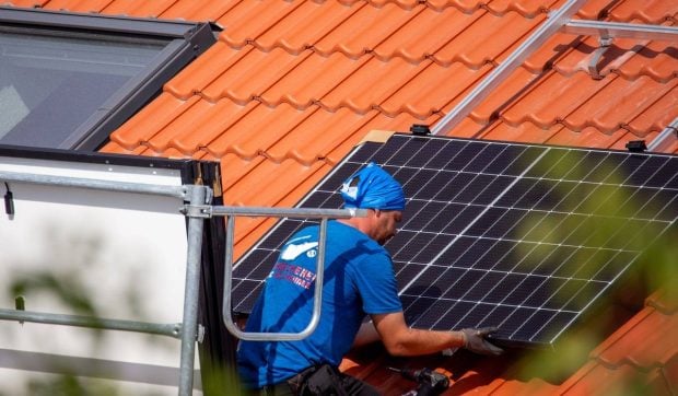 Programul Rabla 2026 finanțează doar mașinile produse în Europa și bateriile. Panourile fotovoltaice, tăiate de pe listă