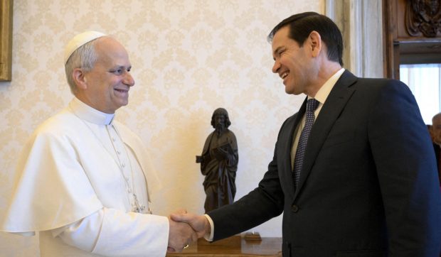 Marco Rubio face o vizită diplomatică la Vatican pentru a detensiona relațiile dintre Papa Leon și Donald Trump