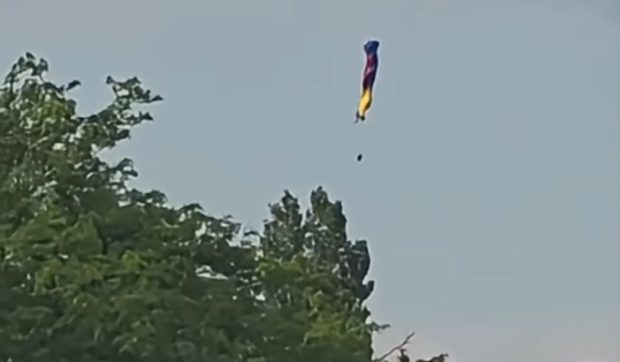 Un parașutist a supraviețuit miraculos după ce echipamentul nu i s-a deschis în timpul unui salt, la Aerodromul Braniște, județul Dolj | VIDEO