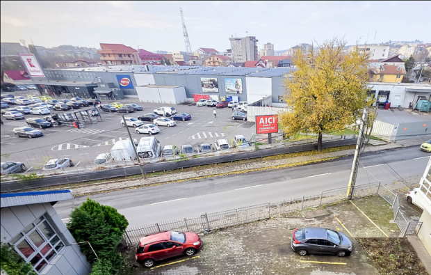 Șoferii din Iași nu-și vor mai putea lăsa mașinile peste noapte sau cu zilele în parcările Lidl și Kaufland