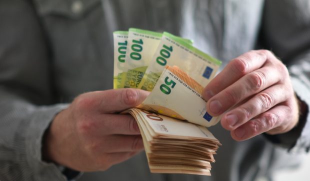 Un pensionar român trebuie să restituie statului român 56.000 de euro. Bărbatul a fost șef al unui ocol silvic și a pierdut definitiv procesul cu Romsilva