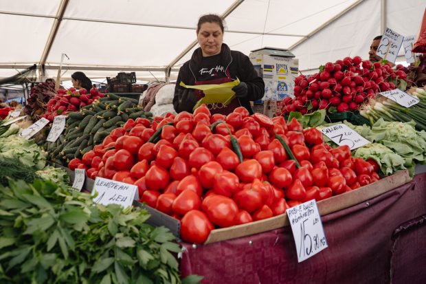 Cât costă să faci o salată de vară cu roșii românești și castraveți din piața Amzei, Obor sau Rahova
