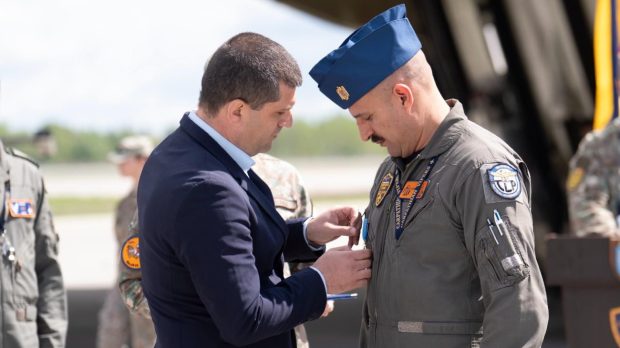 Pilotul român de F-16 decorat în Lituania după ce a doborât o dronă în spațiul aerian baltic