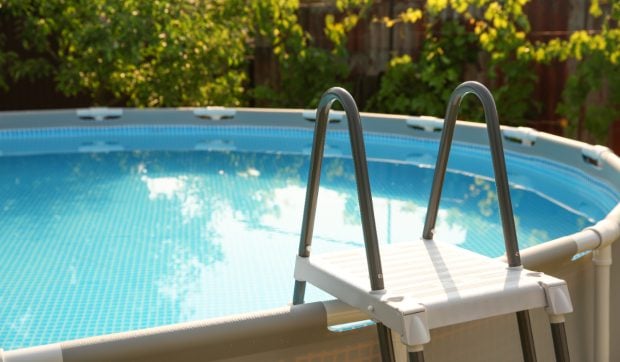 O femeie a trimis de urgență poliția la ea acasă în timp ce era în vacanță, după ce vecinii au sărit gardul ca să facă o baie în piscină pe furiș