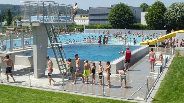 Ștrandul din Porrentruy stabilește tarife diferite pentru localnici și vizitatori, pentru a asigura liniștea