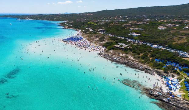 Turistă franceză prinsă cu 40 kg de nisip și scoici în bagaj pe insula Sardinia