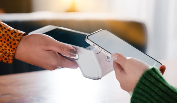Noua metodă de fraudă în supermarketuri: cum îți pot fura până la 2.000 de euro printr-un POS manipulat