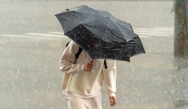 Furtuni cu grindină în jumătate de țară, inclusiv București, de sâmbătă la prânz. Harta zonelor afectate de avertizările ANM