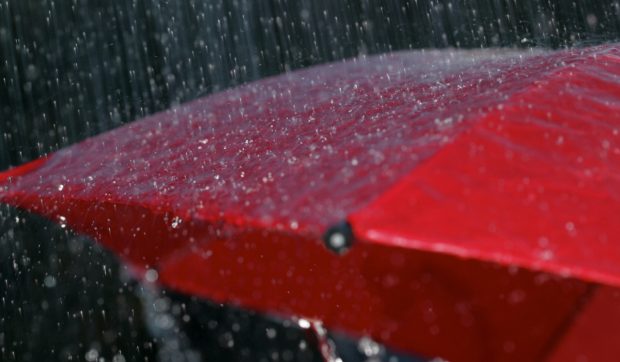 Rafale de vânt de până la 80 km/h în București, ploaie torențială și descărcări electrice. A fost emis mesaj RO-Alert de Cod Portocaliu