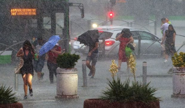 Ploi torențiale, grindină și vijelii: 5 județe sunt sub cod portocaliu și 20 de județe sunt vizate de avertizări meteo ANM de cod galben