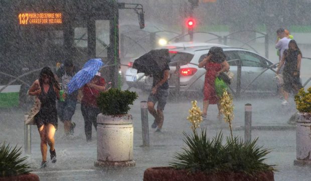 Prognoza meteo AccuWeather pe 7 zile: val de ploi, furtuni și răcire bruscă în România. De duminică, vremea se strică în toată țara