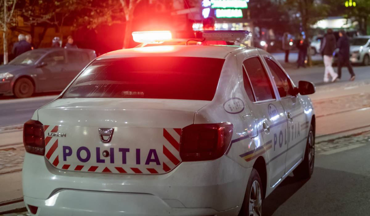 O adolescentă a murit după ce a căzut de pe terasa unui bloc unde mersese cu prietenii să facă fotografii