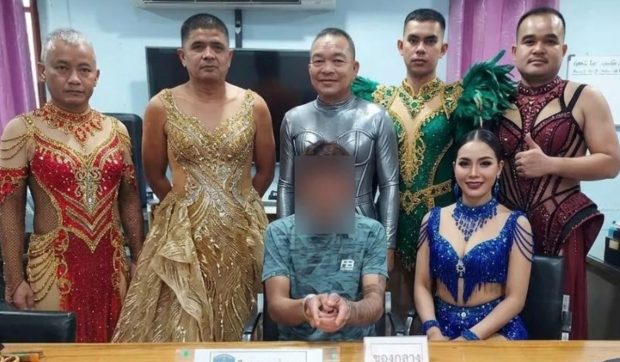 Polițiști thailandezi îmbrăcați în dansatoare strălucitoare pentru a captura un traficant de droguri la festival