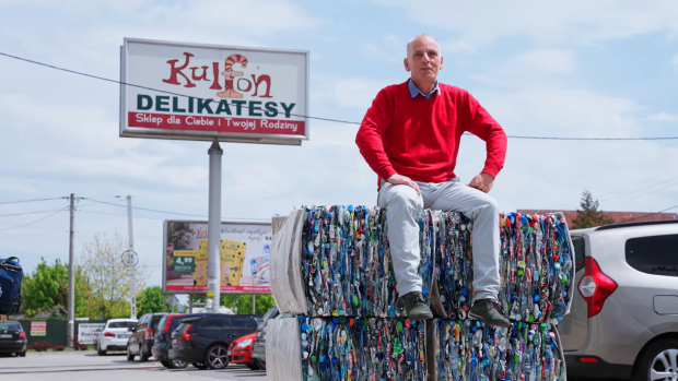 Wiesław Galwas stabilește un nou record în reciclare: peste 7.800 de sticle returnate în 8 ore la Kulfon Kołbiel