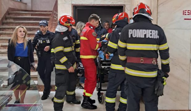 Un lift s-a prăbușit în clădirea Ministerului Transporturilor: 5 persoane au fost transportate la spital