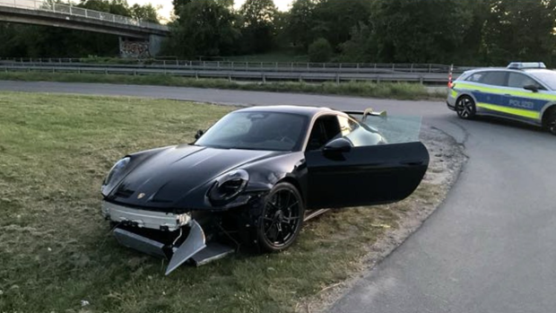 Porsche de 200.000 de euro lovit și abandonat pe autostradă, poliția încă îl caută pe șofer de 8 zile și nu dă de el, în Germania