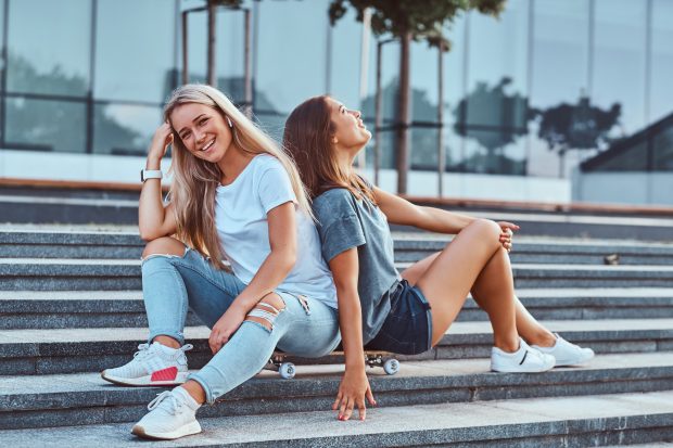 Vara aceasta se poartă confortul cool: sneakersii care transformă orice ținută într-un statement urban