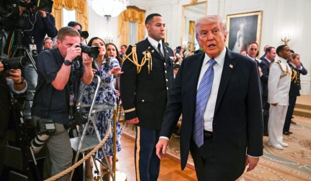Donald Trump suspendă temporar escorta în Strâmtoarea Ormuz pentru avansarea discuțiilor cu Iranul