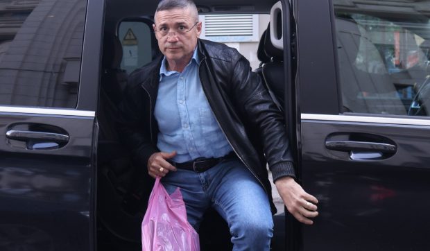 Fostul șef al Parchetului de pe lângă Curtea de Apel Constanța, Gigi Valentin Ștefan, prins cu peste 100.000 de euro cash. Procurorul Teodor Niță, adus cu duba la Parchetul General în același dosar