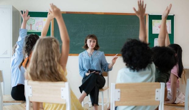 Prime de până la 15.000 de euro pentru profesorii care merg să predea în limba română în Găgăuzia