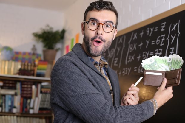 Când intră prima de carieră didactică. Pe ce se vor duce 975 de lei. Anunțul Ministerului Educației
