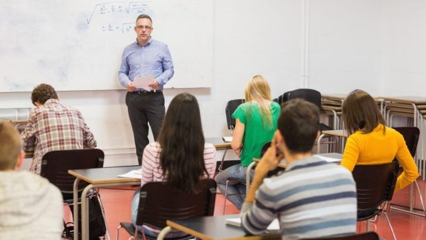 Profesorii pot primi o mărire de salariu de 25%. Cum se acordă gradația de merit pentru care actele se depun între 26 și 28 mai
