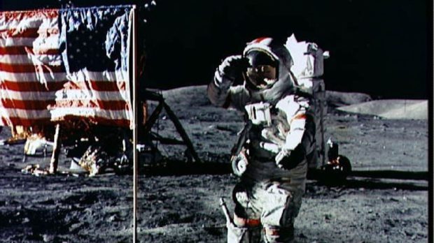 Imagini inedite ale astronauților Apollo: obiecte misterioase observate în spațiu făcute publice după 50 de ani