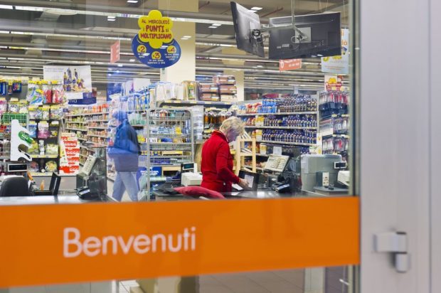 Casieriță concediată după 20 de ani pentru scurgerea a două produse în valoare de 30 de euro, susținute de probe video