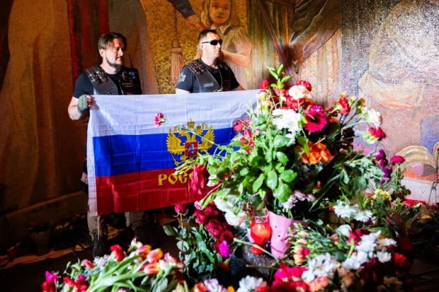 Teroare sub masca „valorilor tradiționale”: gruparea naționalistă care atacă petreceri private din Rusia cu acordul tacit al statului