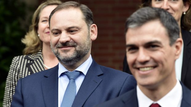 Fost ministru spaniol al Transporturilor, implicat într-un scandal de proporții ce implică două românce și apropiați ai săi