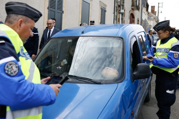 Zeci de șoferi care au vrut să testeze o mașină nouă s-au trezit cu amenzi, după ce au fost prinși de un radar pus lângă dealerul auto