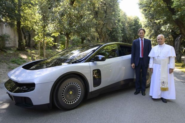 Ferrari Luce, primul supercar complet electric cu patru uși, prezentat Papei Leon al XIV-lea la Castel Gandolfo