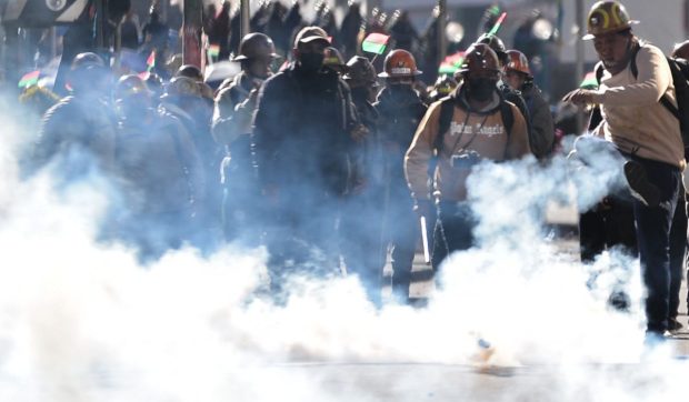 Proteste sângeroase în Bolivia după o inflație record de 14%. Minerii și fermierii au atacat polițiștii și cer demisia președintelui să Rodrigo Paz