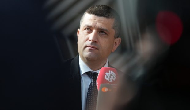 Ce a răspuns ministrul Apărării când a fost întrebat cine a negociat banii pentru Programul SAFE: „Nu îi știu pe reprezentanții tuturor ministerelor”