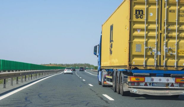14.429 de camioane au transportat pe o singură șosea din România, într-o lună, mai multă marfă decât aveau voie legal