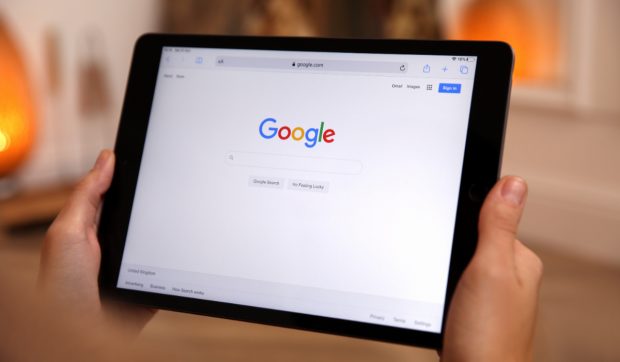 Război total în instanță pentru o singură stea pe Google: o avocată din Iași cere daune uriașe pentru imaginea sa