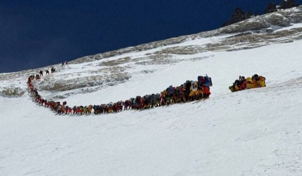 Aglomerație istorică pe Everest: 274 de alpiniști au ajuns pe vârf într-o singură zi, după săptămâni de blocaj