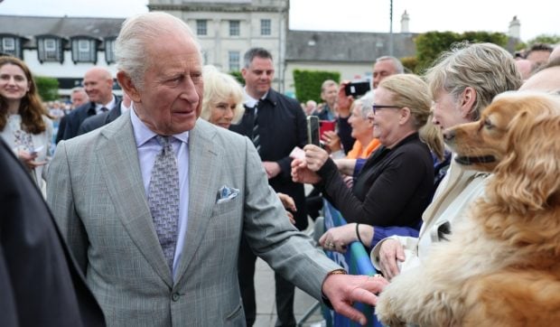 Moment stânjenitor pentru regele Charles în Irlanda de Nord. Un localnic i-a atras atenția imediat