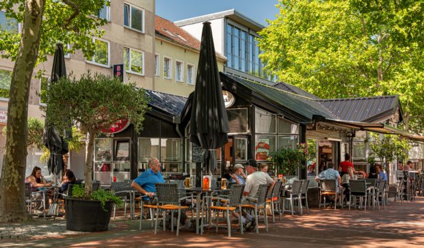 Controversa unei restricții de plată cu cardul într-un restaurant german stârnește reacții vehemente