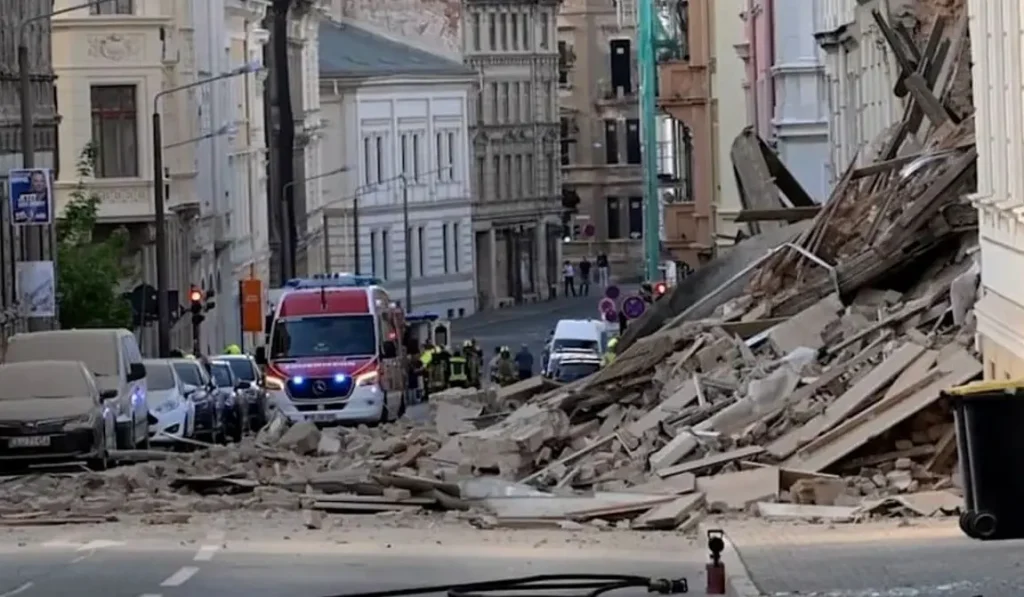 VIDEO Una dintre româncele dispărute sub dărâmăturile unei case în Germania a fost găsită moartă