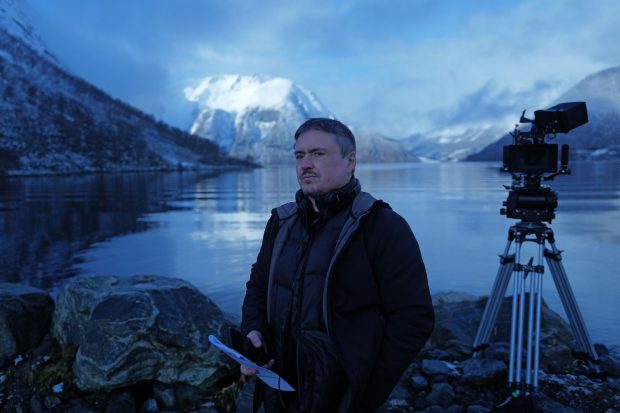 Imagine Stire România, prezentă la Cannes 2026 cu trei filme. Noul lungmetraj al lui Cristian Mungiu intră în cursa pentru Palme d’Or | 2review.ro